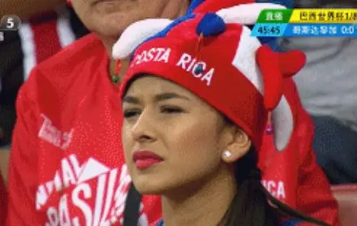 哥斯达黎加美女球迷抢眼 回眸一笑百媚生(图)
