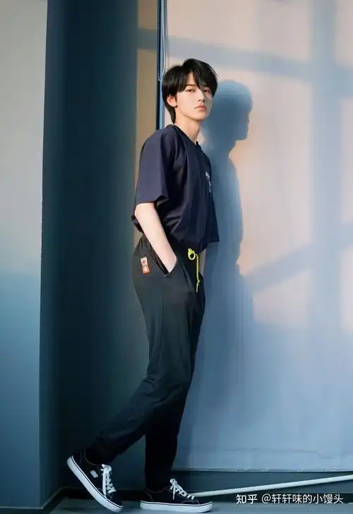 想要宋亚轩的全身照最好的是在练习室里的有吗