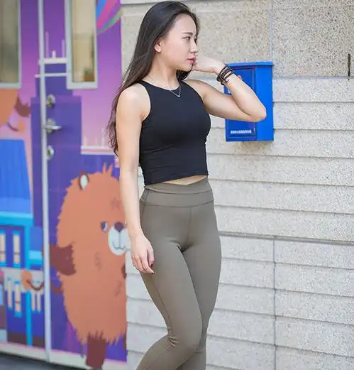 紧身打底裤美女,纤细的腰部曲线,丰盛饱满的臀部,吸睛十足!