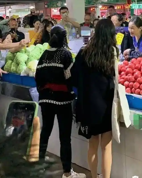 baby逛菜市场时被偷拍,未p图的腿超亮眼,身高确定是168?