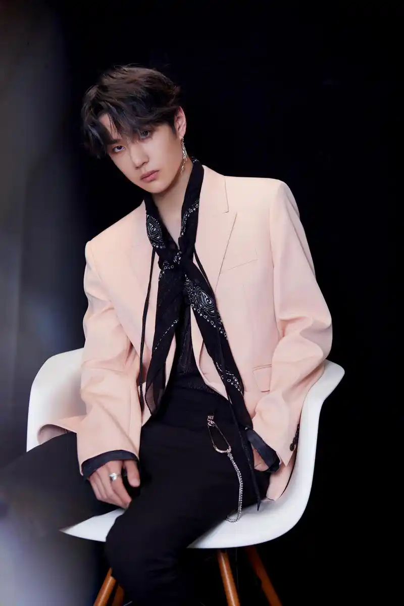 今晚的粉色西装 梦幻小王子,心空暴击 王一博出席 voguemecoolpeople