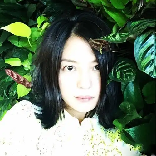 赵薇晒"瞪眼"照自黑 网友:等着收律师信