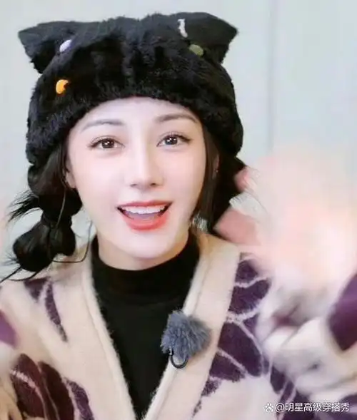 迪丽热巴是一位中国内地影视女演员,出生于新疆维吾尔自治区乌鲁木齐