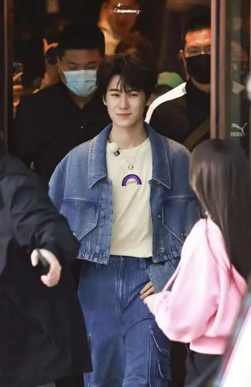 sandro「星」穿法#艺人@时代少年团-张真源身穿#sandro2023秋冬系列