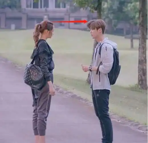 或许是出于对男友身高的体贴考虑,关晓彤在整个剧中都穿着平底鞋.