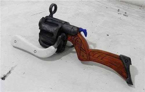 很多游戏迷都喜欢把游戏中的武器,服装实物化,国外一位大神就非常喜欢