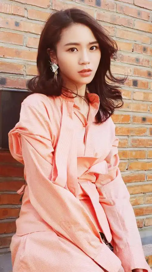 她是小九,九妹的妈妈"九妈黄英",她更是歌手黄英