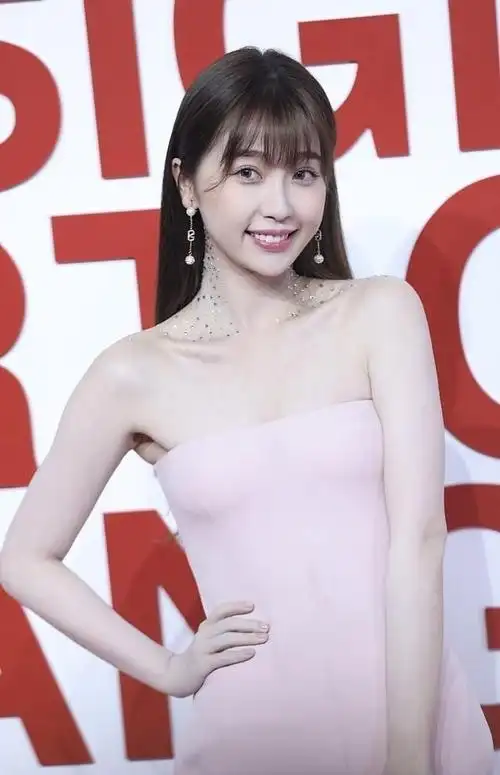 虞书欣穿粉色抹胸裙秀香肩,配白色手袋挺优雅,看得出富千金气质_腾讯