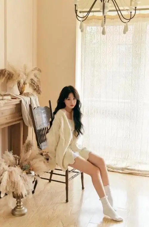 徐梦洁,艺名彩虹,1994年6月19日出生于浙江省金华市.