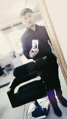 本人身高1.80,体重175斤,体型如下,适合穿九分裤,t恤板鞋套装么?