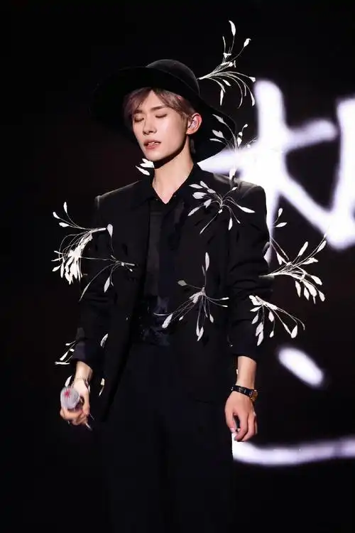 易烊千玺美拉德发色##易烊千玺代言倍轻松