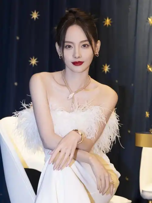 张嘉倪时尚品牌圣诞点灯仪式活动写真秀性感香肩锁骨精致迷人