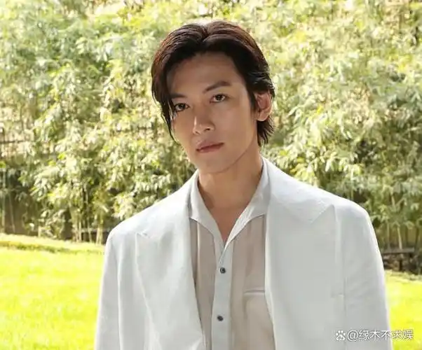 米兰时装周生图来了!36 岁刘诗诗脸型不自然,池昌旭皮肤差!-zaker新闻