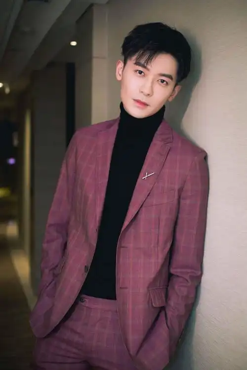 赵志伟出席活动酒红西装完美诠释轻奢气质