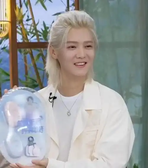 鹿晗带货引热议,脸浮肿明显成"老嫂子",网友:撞脸65岁刘雪华