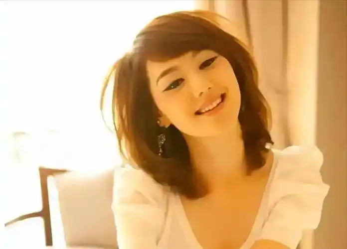 美女主持人王冠两次从电视消失与曹可凡传绯闻39岁仍单身