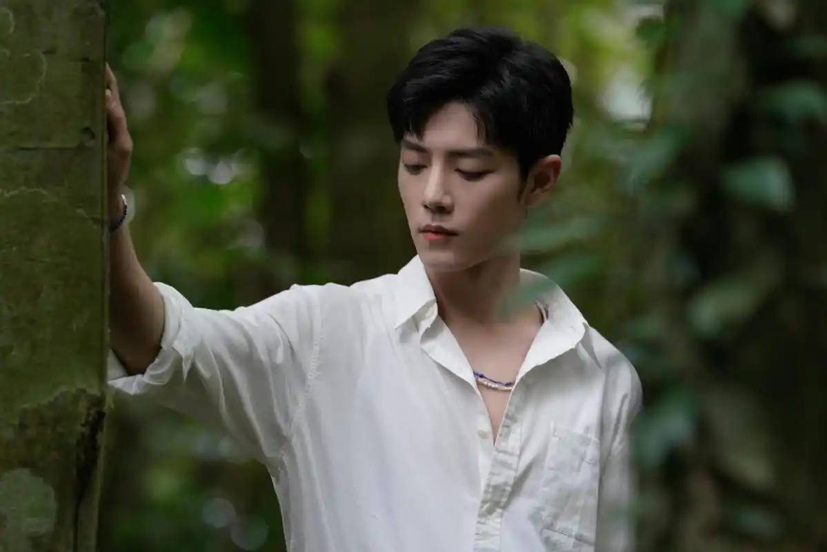 肖战重庆之旅:从街头巷尾到美食天堂,一场与家乡的深情拥抱!