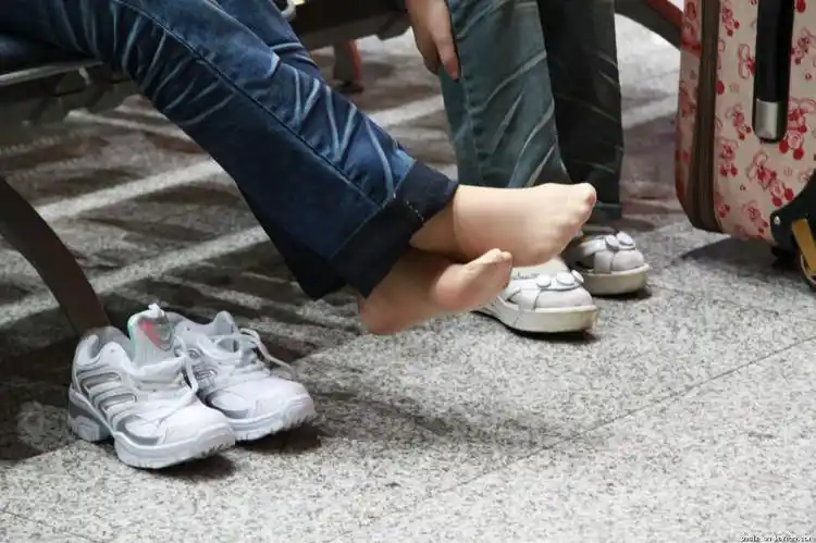 脱鞋晾脚的妹纸