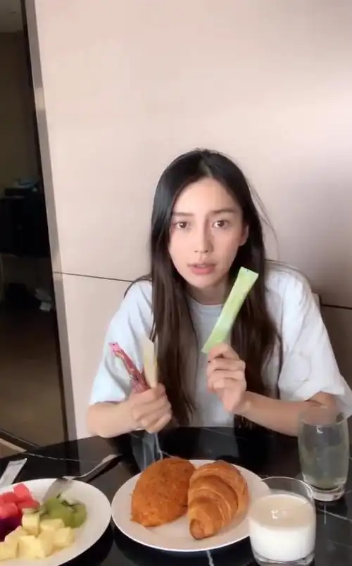 baby素颜分享早餐吃两个大面包一盘水果外加青汁头发发油憔悴不少