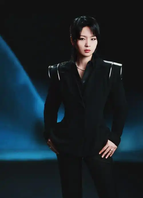 一头干练短发与修身礼服适配度满分,又酷又飒的一套look#周笔畅有自己