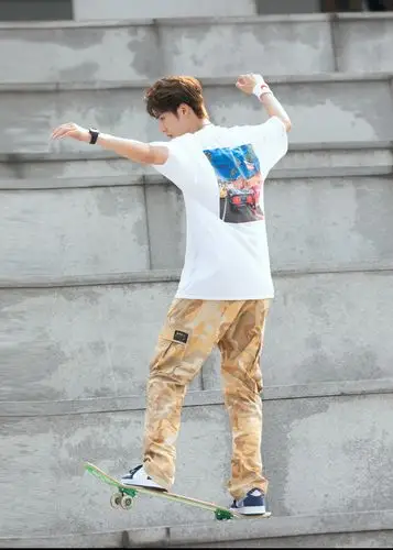 王一博《极限青春》解锁飞跃阶梯  护鞋心切引调侃"不愧是你"