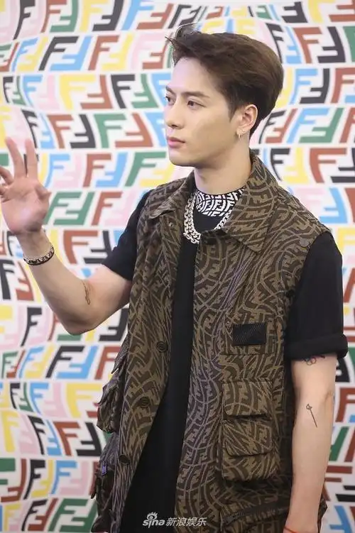 组图:王嘉尔三七分发型酷炫抢眼 印花马甲配黑t生图帅气逼人