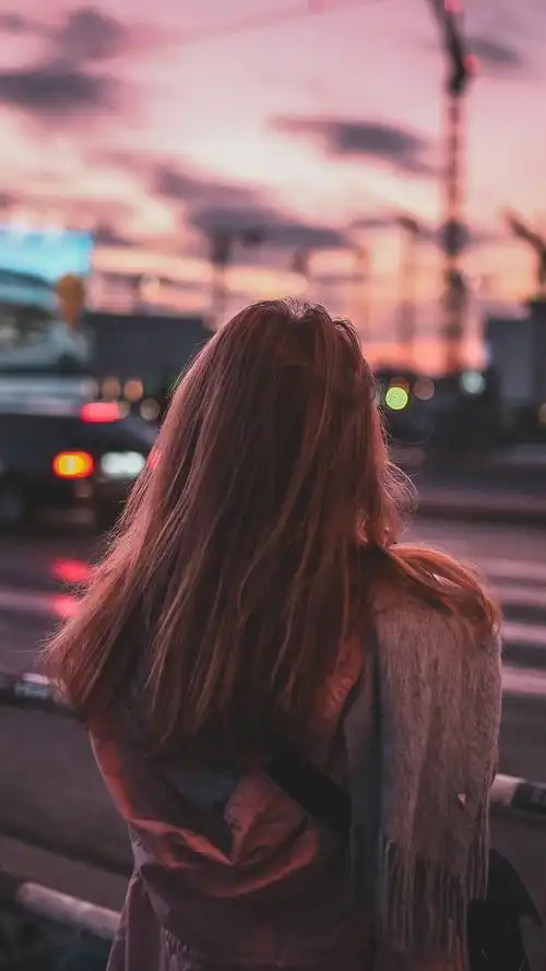 气质欧美美女背影,高清图片,手机锁屏桌面-壁纸族