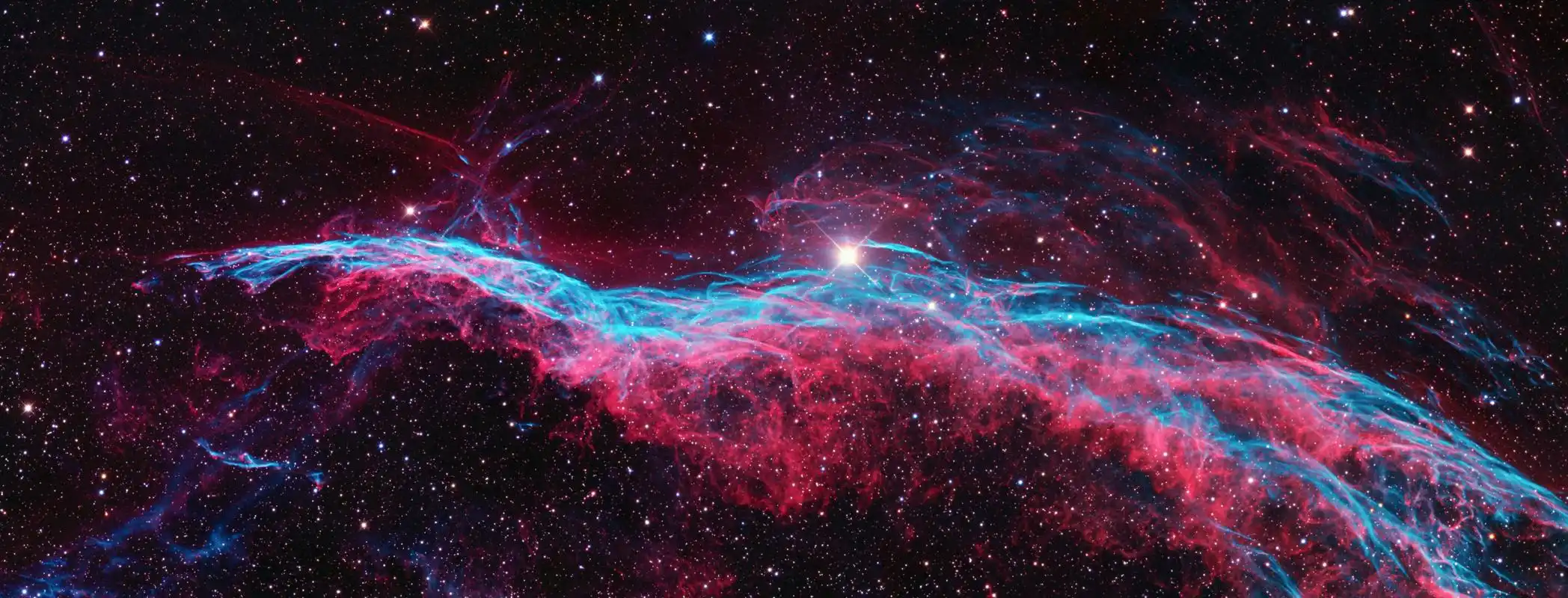 宇宙奇观欣赏:面纱星云是天鹅座中一团高温和电离的气体和尘埃云.