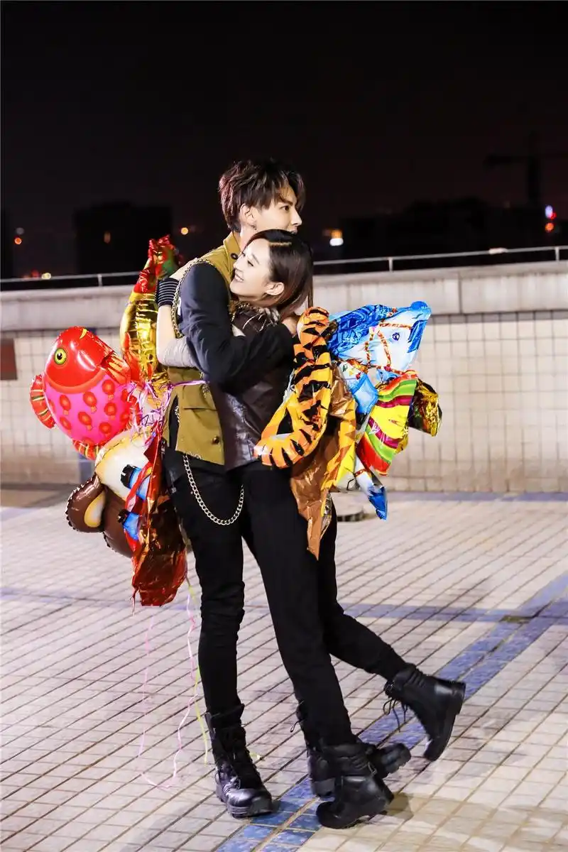 吴亦凡与赵丽颖粉丝掀骂战,baby无辜躺枪