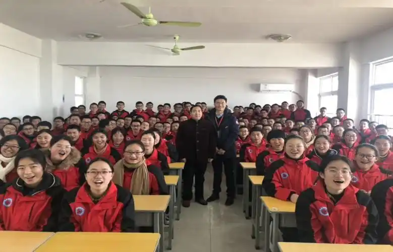 朱占星(右)与实验高中师生合影