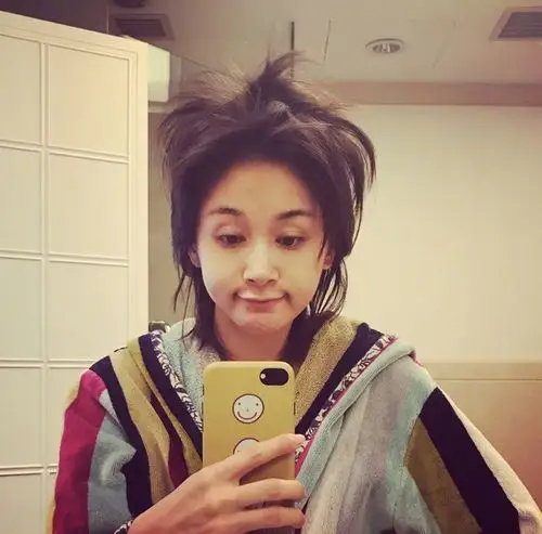 王子文曝16岁清纯照小脸才是40kg曲妖精必杀技