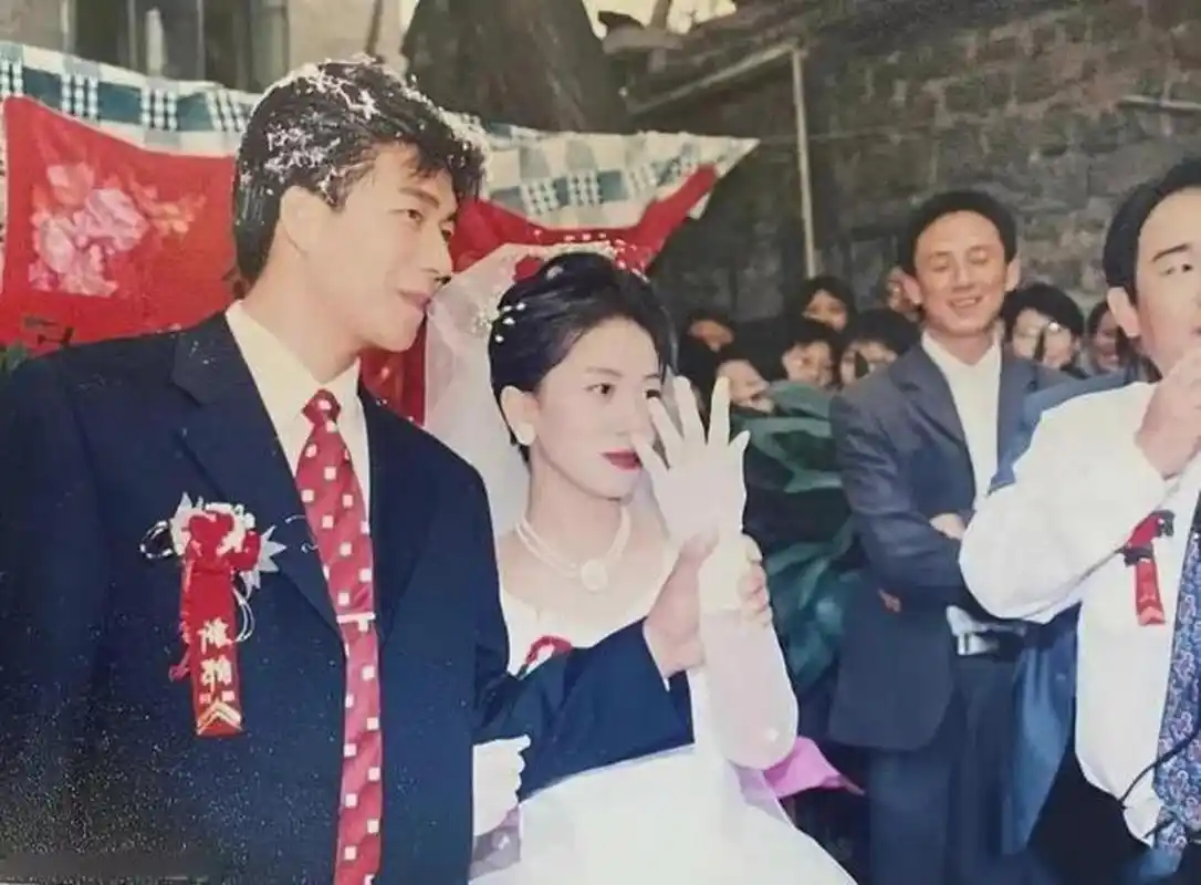 在上世纪90年代,有一对新婚夫妻,他们的婚礼场景十分浪漫.