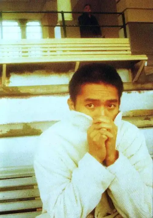 梁朝伟登上big issue最新一期封面导演王家卫跟香港苏富比现代艺术