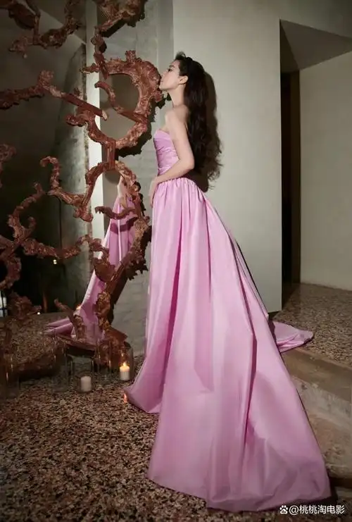 刘亦菲《时尚cosmo》封面大片,盛装美人仙品容貌