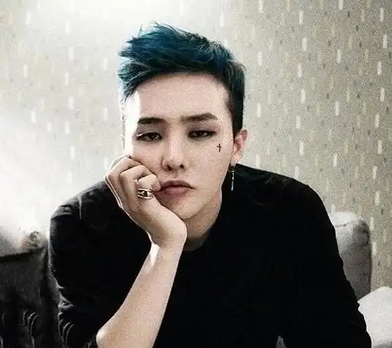 起浓妆的男星,我想大家脑海里肯定不会忘掉的一个人就是gd权志龙了吧