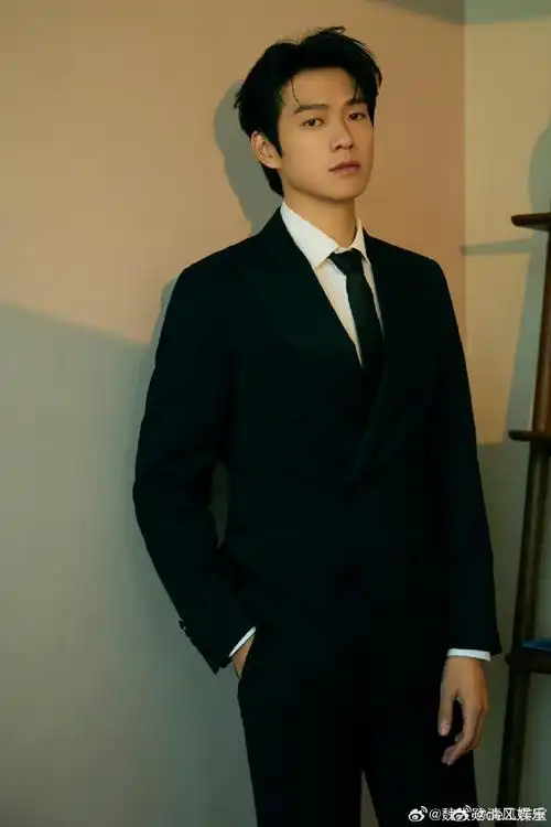 一身黑色西装也太帅了吧,大勋怎么没戴眼镜,还缺个金丝眼镜就是孟宴臣
