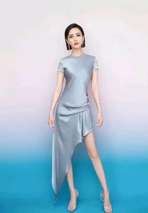 再配上一双精致的高跟鞋,更是把女性特有的气质展现出来,虽然佟丽娅