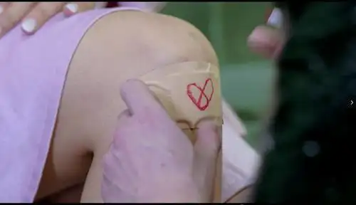 看到妲己膝盖上摔破,薛明掏出随身携带的创可贴,亲手给妲己贴上.