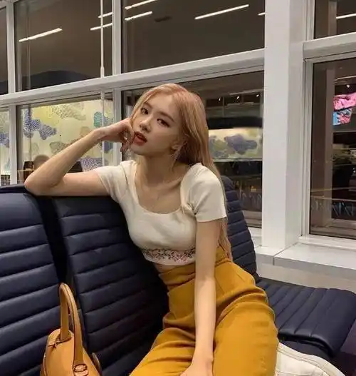 rose朴彩英通勤街拍,冷白皮穿什么都好看,不愧是澳洲野玫瑰_气质_上衣