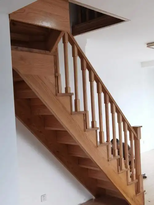 纯原木色的红橡木悬空楼梯