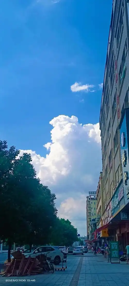 如果有一天,有人给你发天空的照片,不要说好看,一定记得回一句 - 抖音