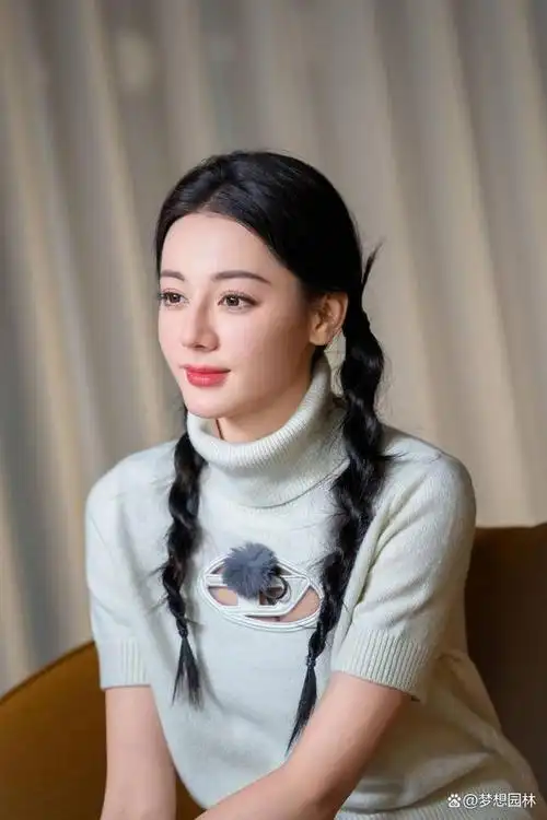 在时尚界,迪丽热巴的名字早已如雷贯耳.