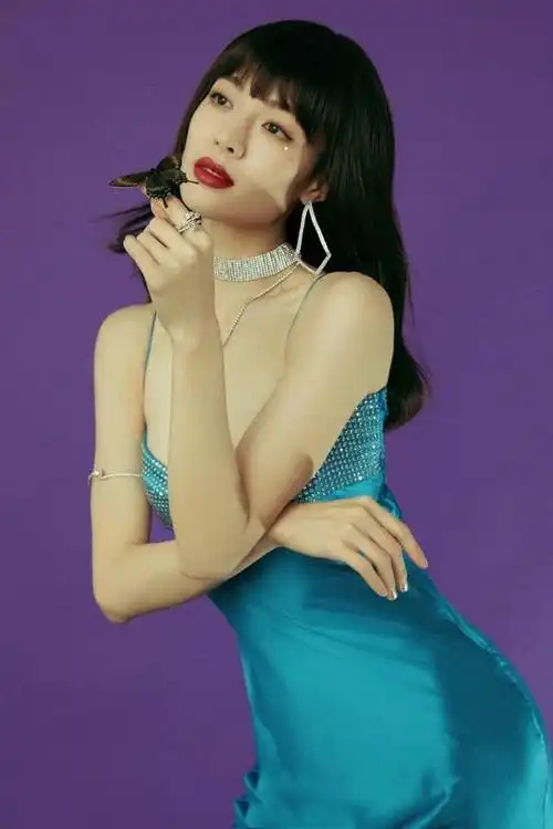 钟楚曦专门挑战"大胸"礼裙!抹胸款复古连衣裙穿上,超级有料的