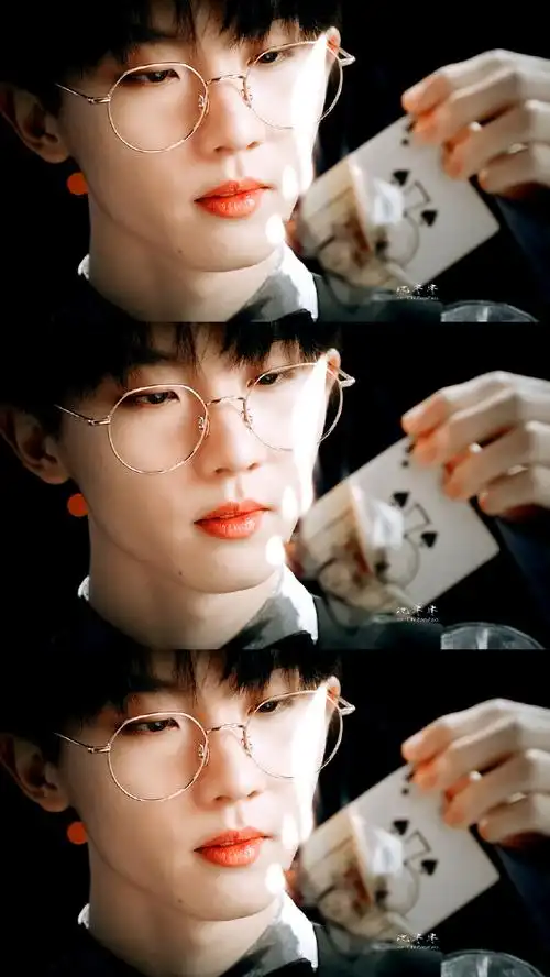 马嘉祺#·动图截修戴金丝眼镜的马嘉祺!yyds!