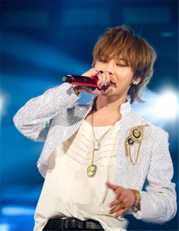 权志龙跪谢粉丝,exo向服役中的权志龙送出祝福!