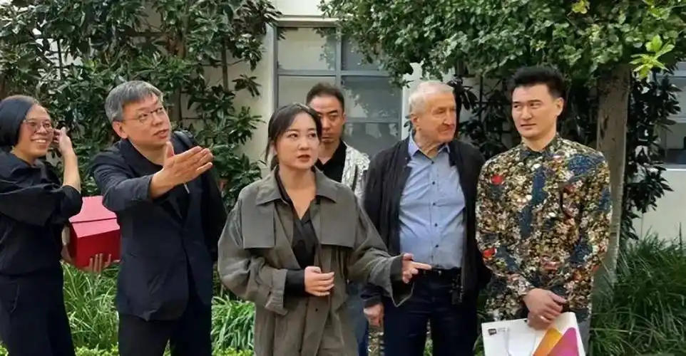 原创贾玲现身美国离开美颜滤镜真实状态曝光褶子多法令纹深