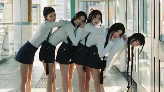 上个月通过选秀节目出道的全新韩国女团illit以出道曲《magnetic》