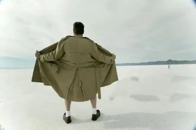 尽管风衣是基本款,但对于亚洲人,尤其身高不到175的男士,一不留神就会