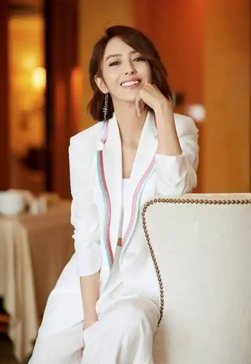 佟丽娅身穿粉色西装清新甜美干练帅气-第6张图片-绍兴汽车网