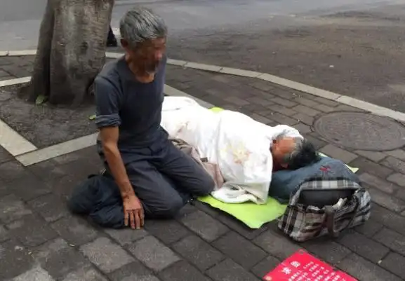 老太裹布躺在地上 大爷赤膊跪地乞讨令路人心疼_老人